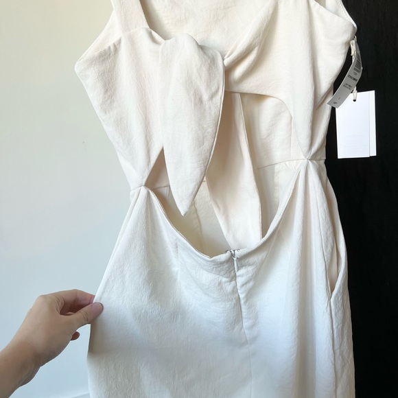 NWT NEVER BEEN WORN ARITZIA WILFRED OFF WHITE DRESS WITH BEAUTIFUL BOW DETAILING - Picture 4 of 7